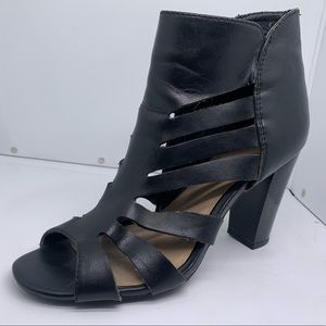 Black heel with straps